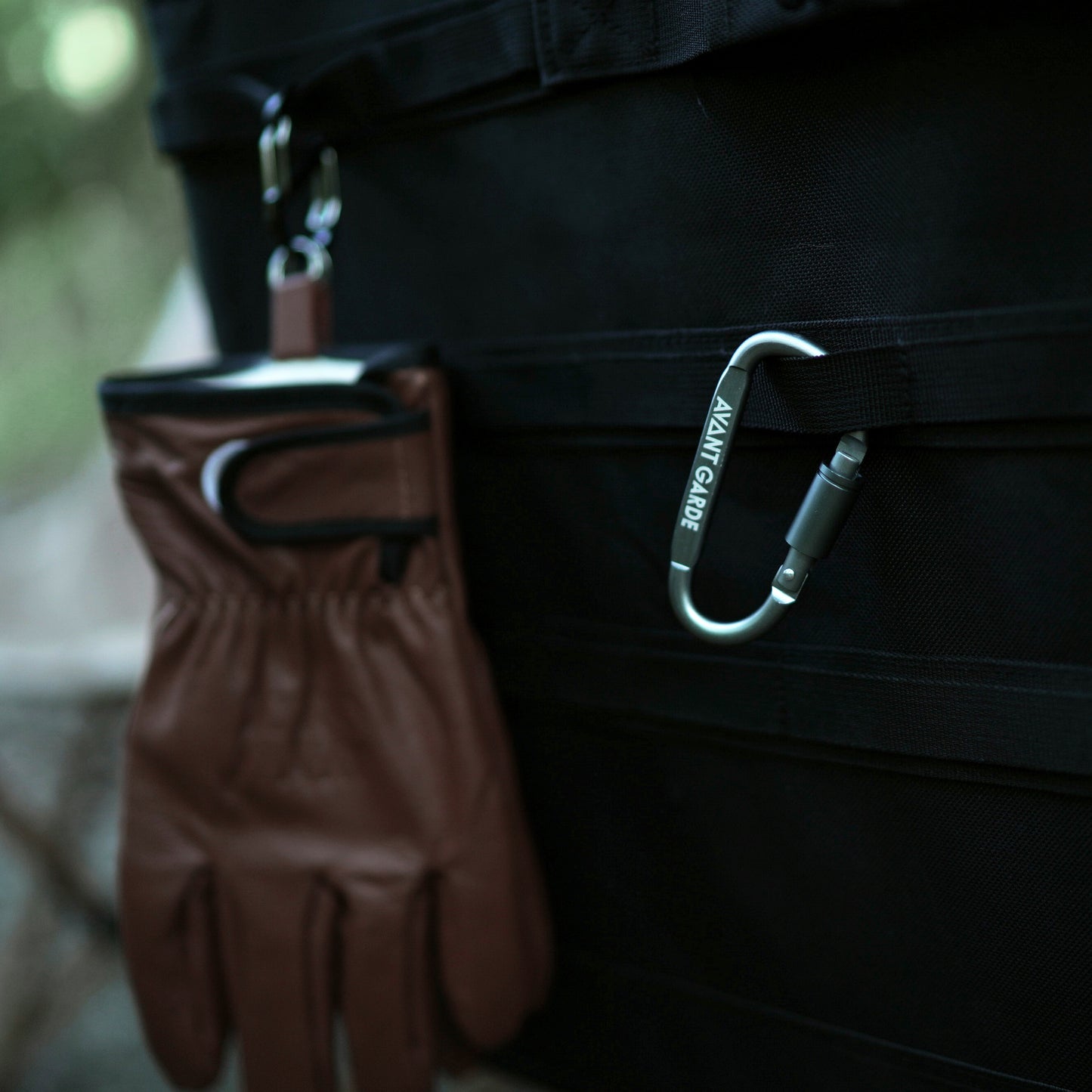 D-SHAPED LOCKING CARABINER