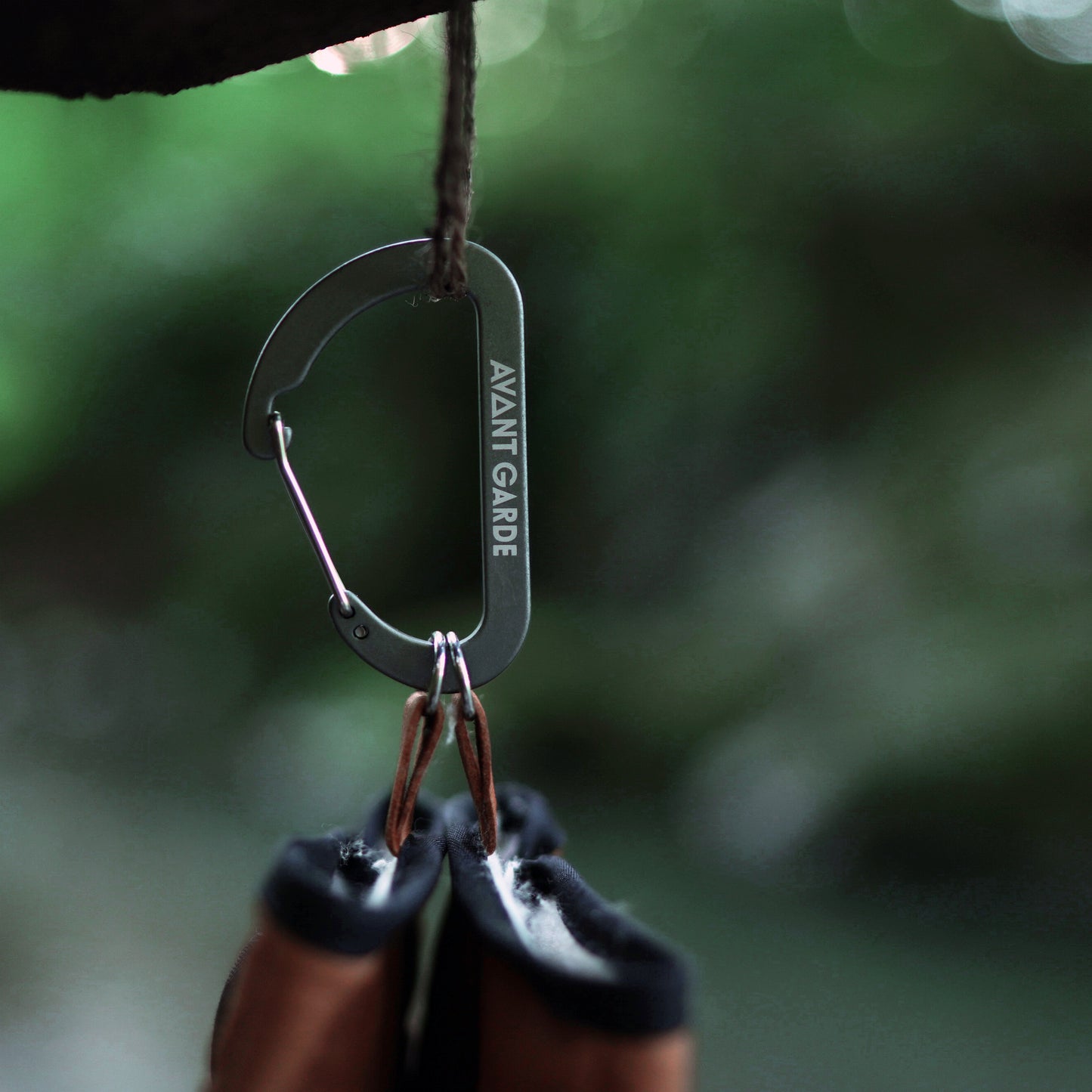 D-SHAPED CARABINER