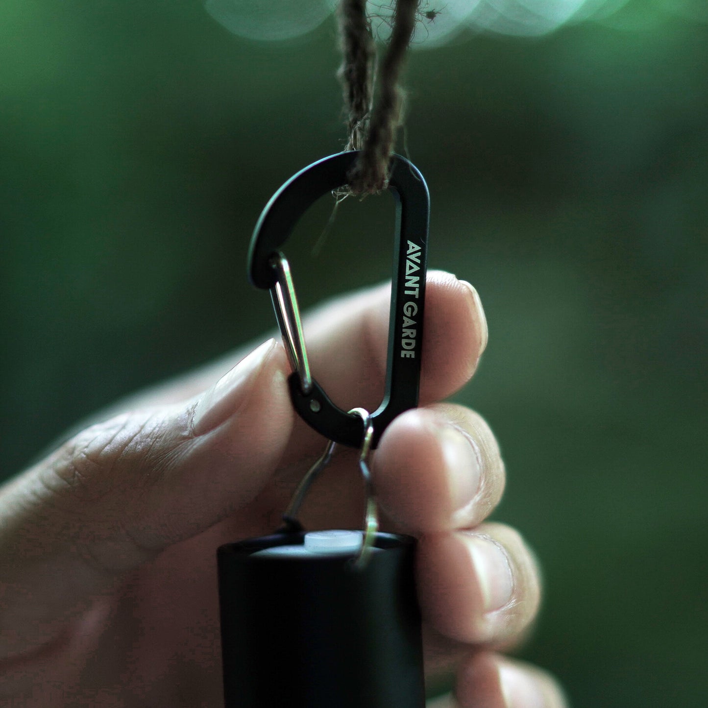 D-SHAPED CARABINER