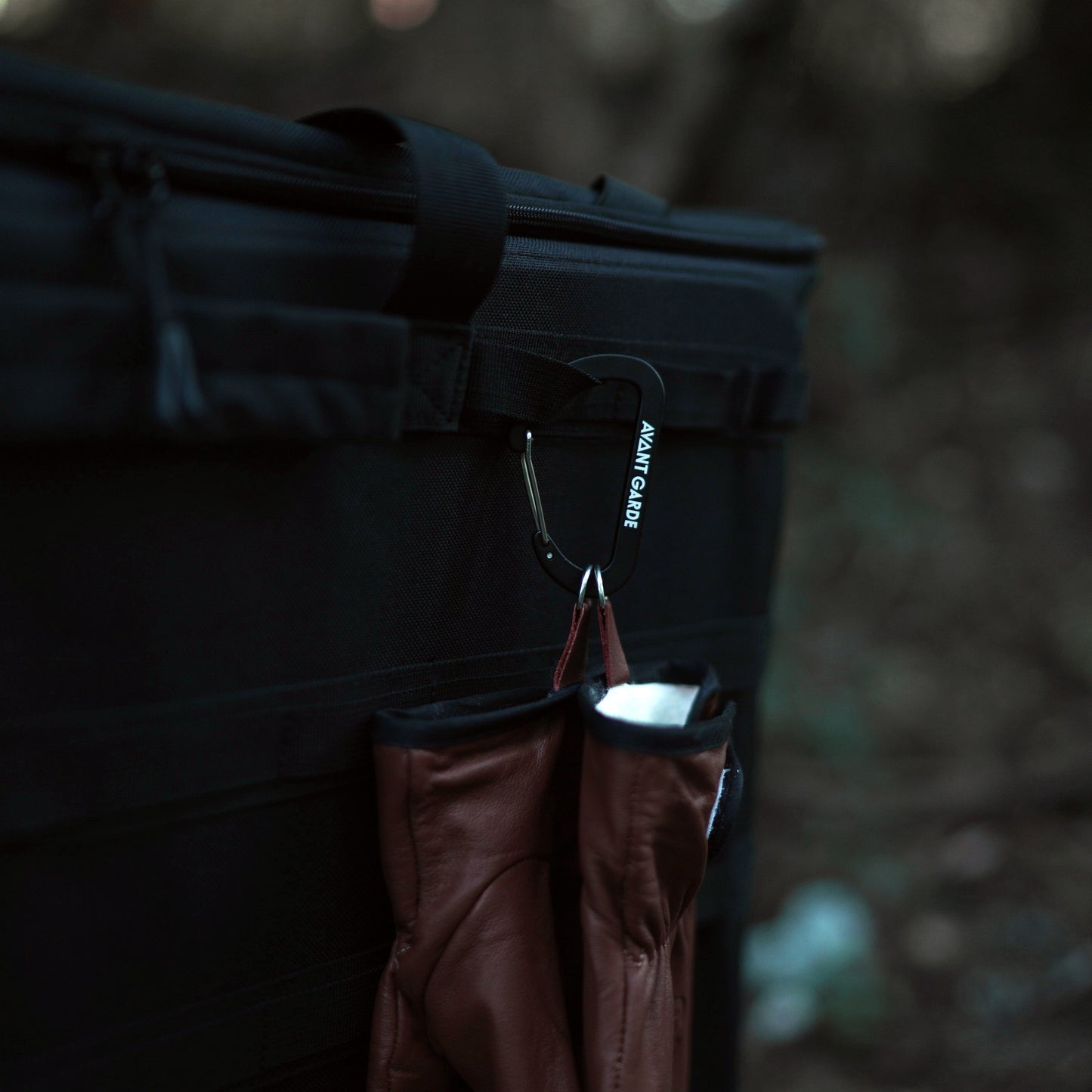 D-SHAPED CARABINER