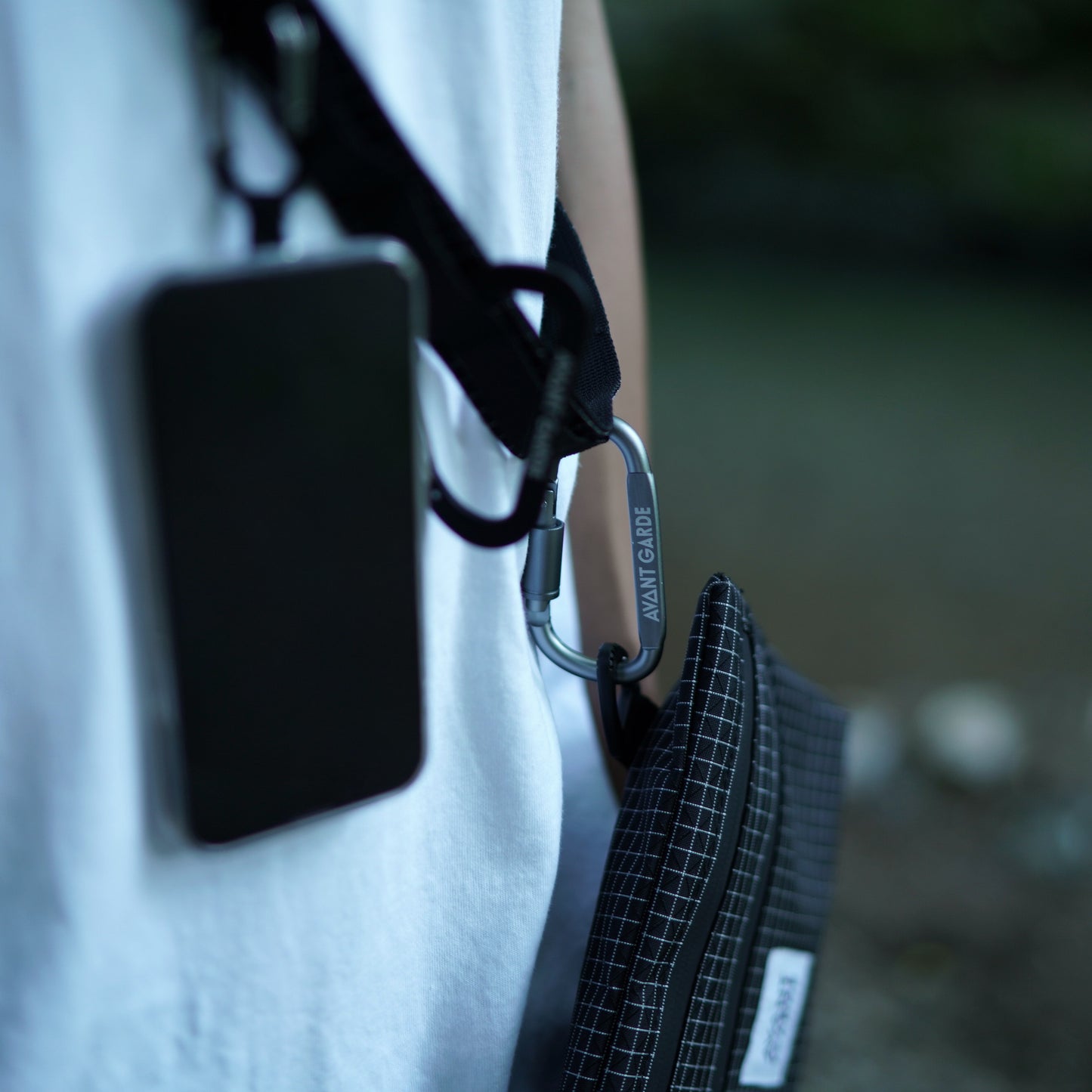 D-SHAPED LOCKING CARABINER