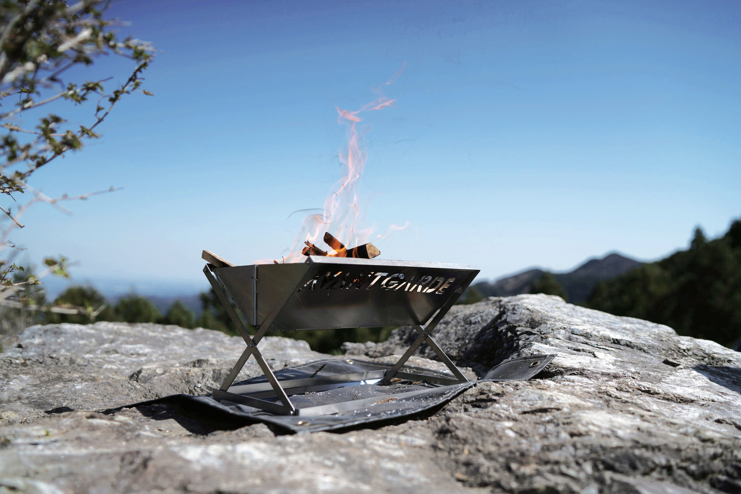 AVANT GARDE compact folding bonfire stand