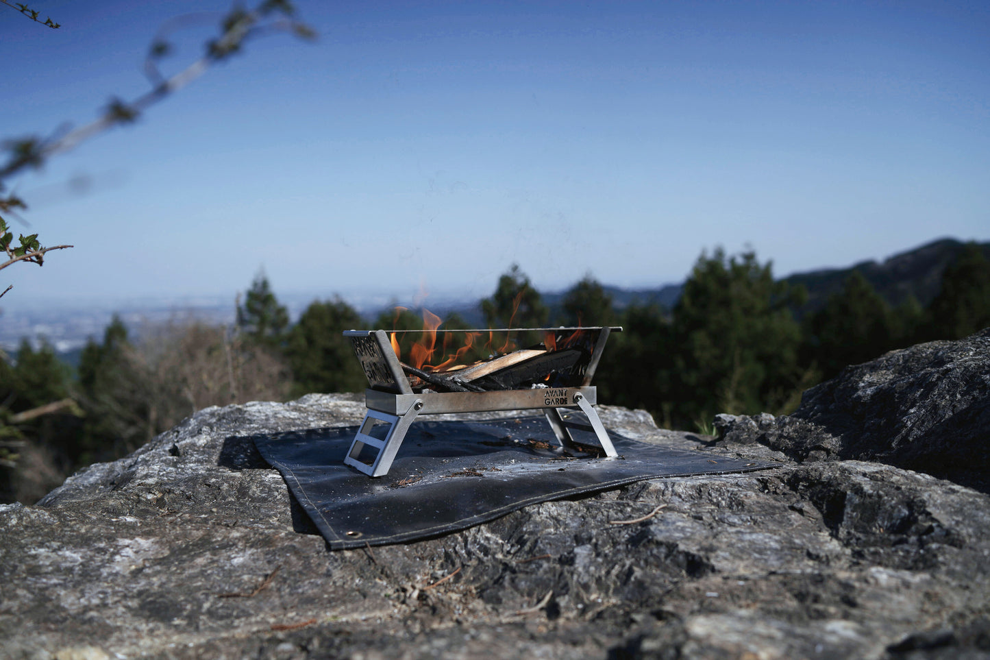 AVANT GARDE folding compact bonfire stand
