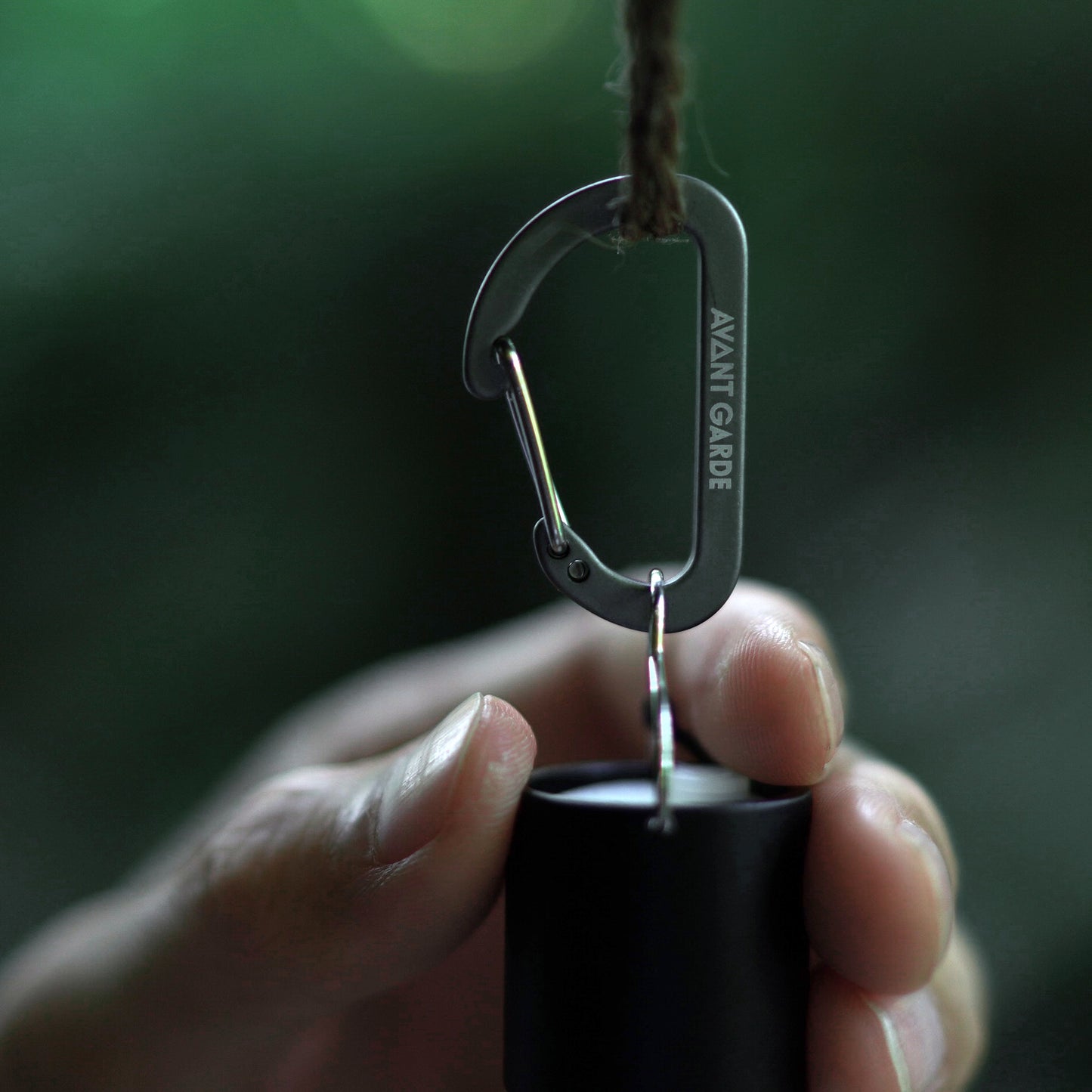 D-SHAPED CARABINER